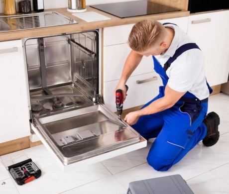 Dishwasher repair services, the master repairs the dishwasher